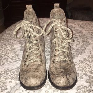 Womens “dirty laundry” boots.